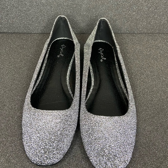 Qupid Women’s Moby-22 Pewter Stretch Lurex Flats Size‎ 8.5 (W56)
New in box - Picture 2 of 7
